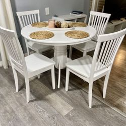 BEAUTIFUL TABLE 4 chairs LIKE NEW
