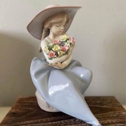 LLADRO Fragrant Bouquet Girl Figurine 