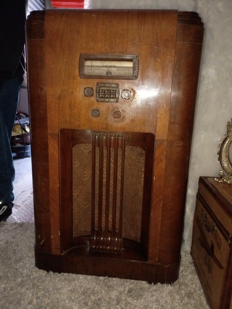Antique 1940 Radio