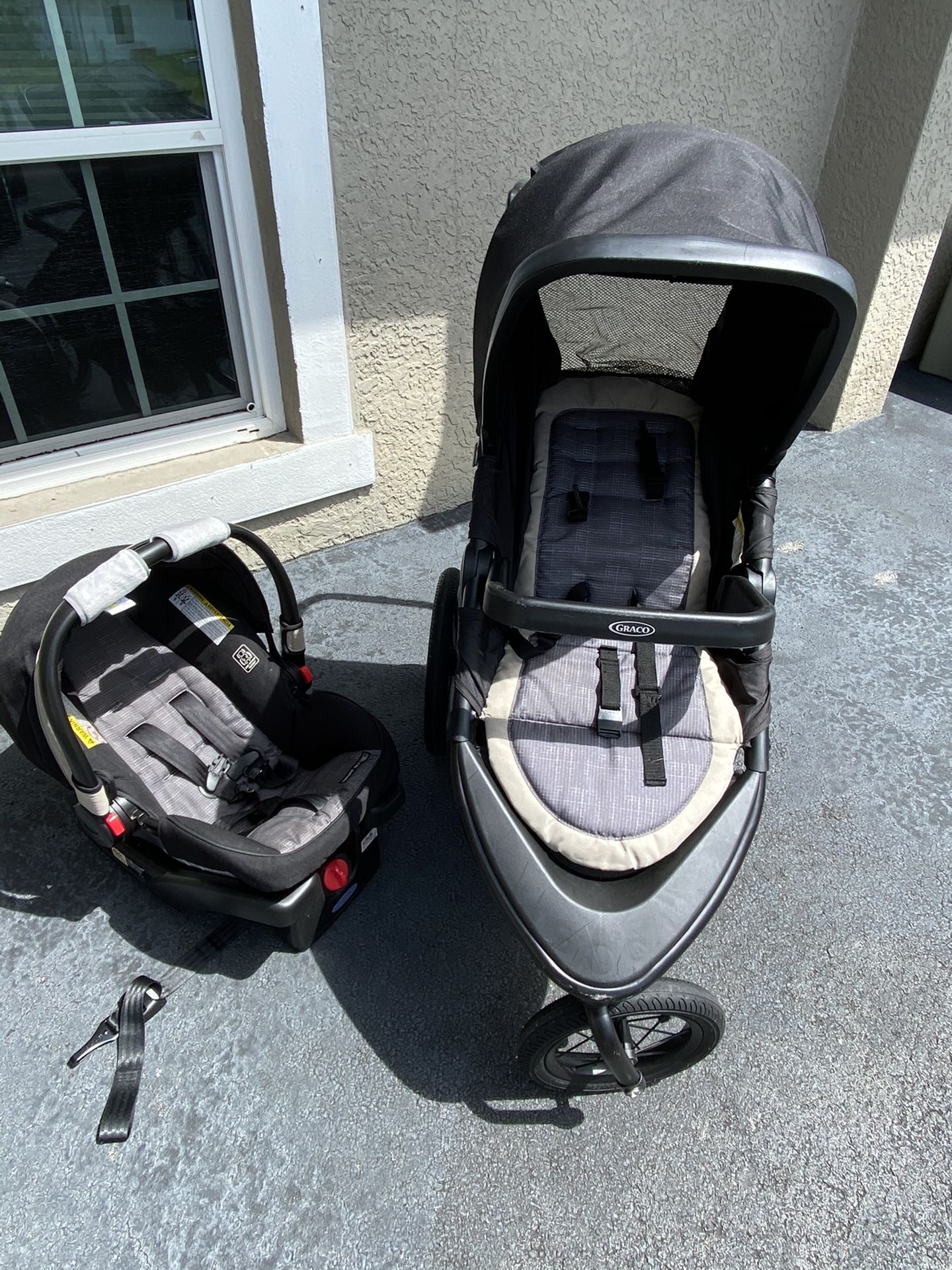 Graco Jogging stroller and 2 car bases