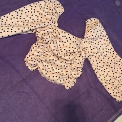 blusa rosa con puntos negros en 3$
