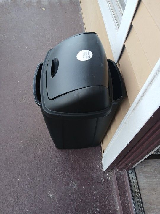 13 Gal. Trash Can