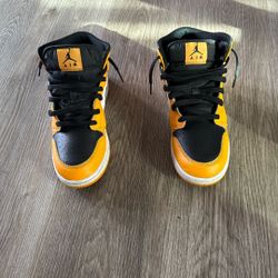 Jordan 1 Mid Taxi Shoes