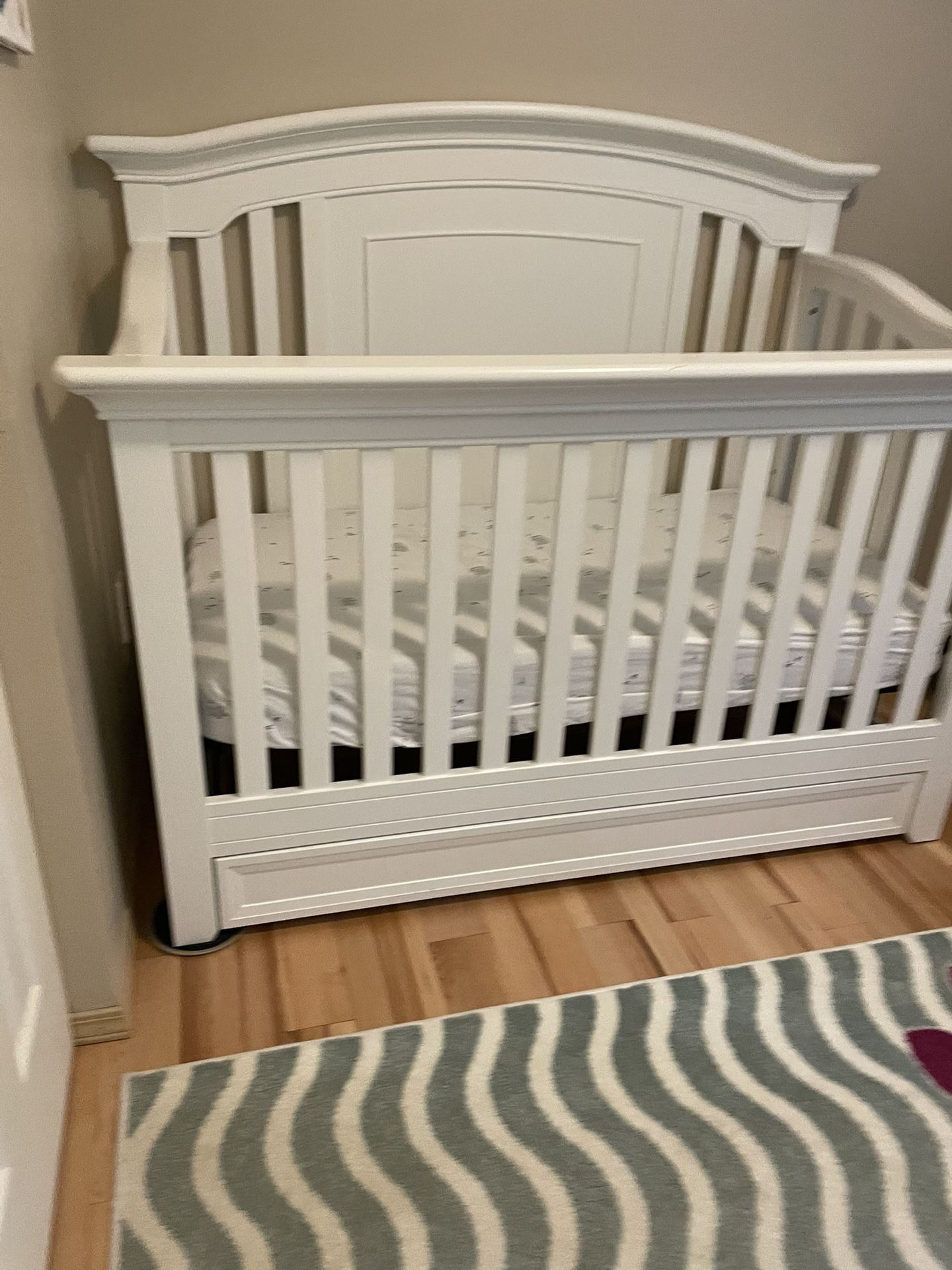 Crib Harbor White Made By Cache Crib With Drawer And Mattress And Bedding.