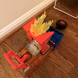 Hot Wheels Monster Trucks Arena Smashers Playset