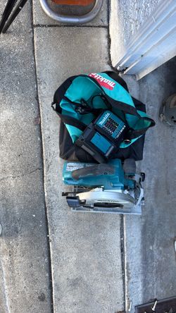 Makita skillsaw with charger and carrying bag