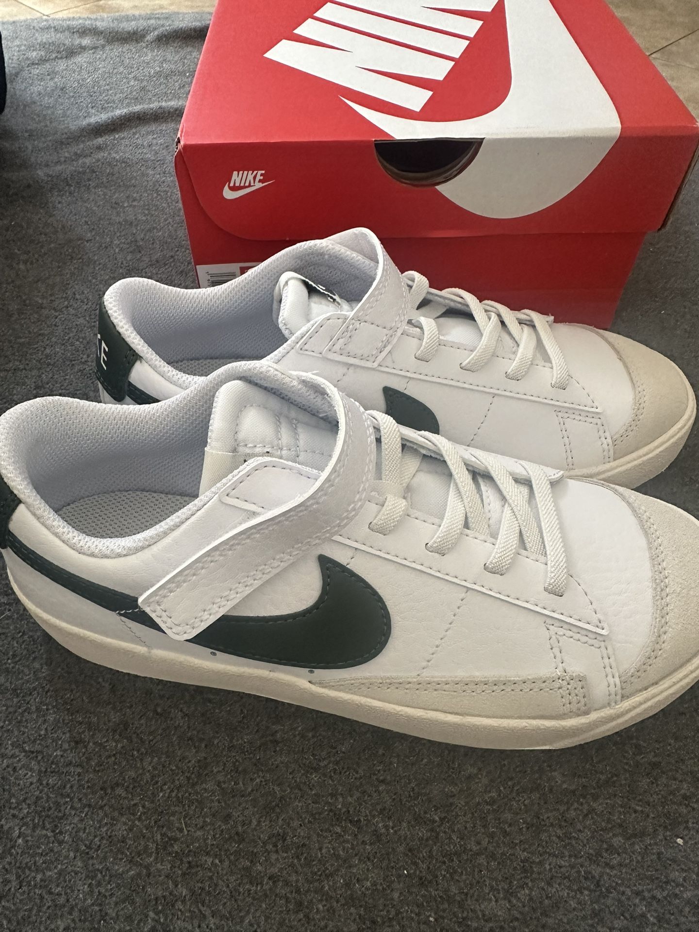 Brand New Nike Blazer low Size 2.5 Youth