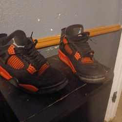 Red Saze 8  And The Vans Are Saze 5 In a 5 And The Nike Is 5