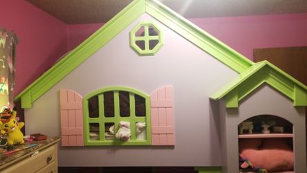 Twin bunk bed out of house very good condition