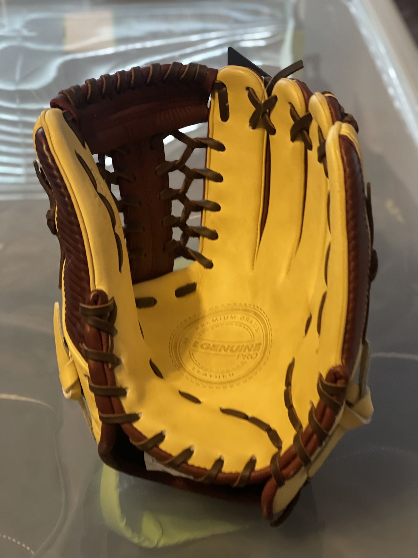 UNDER ARMOUR GENUINE PRO GLOVE