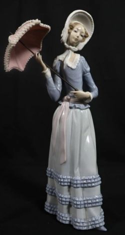 Lladro Sculpture "Aranjuez Little Lady"  4879