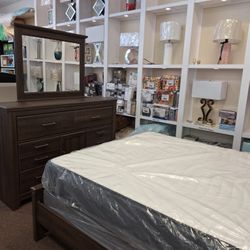 B251.... Queen Bed Dresser And Mirror 