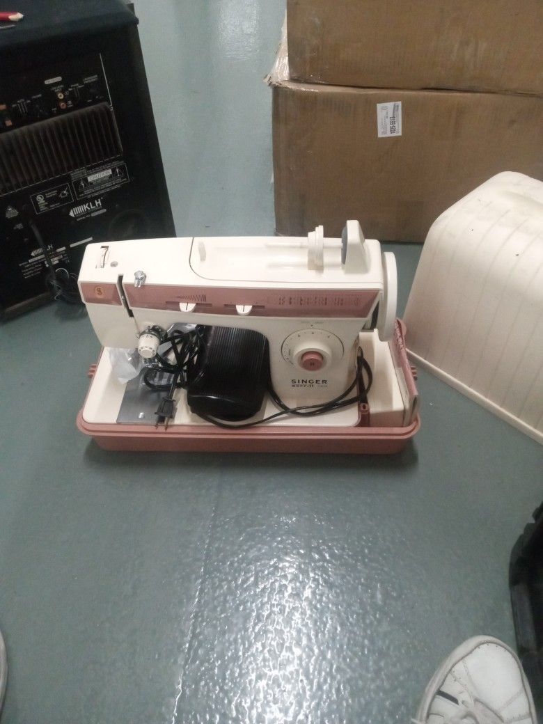 Singer Merritt Sewing Machine 2404