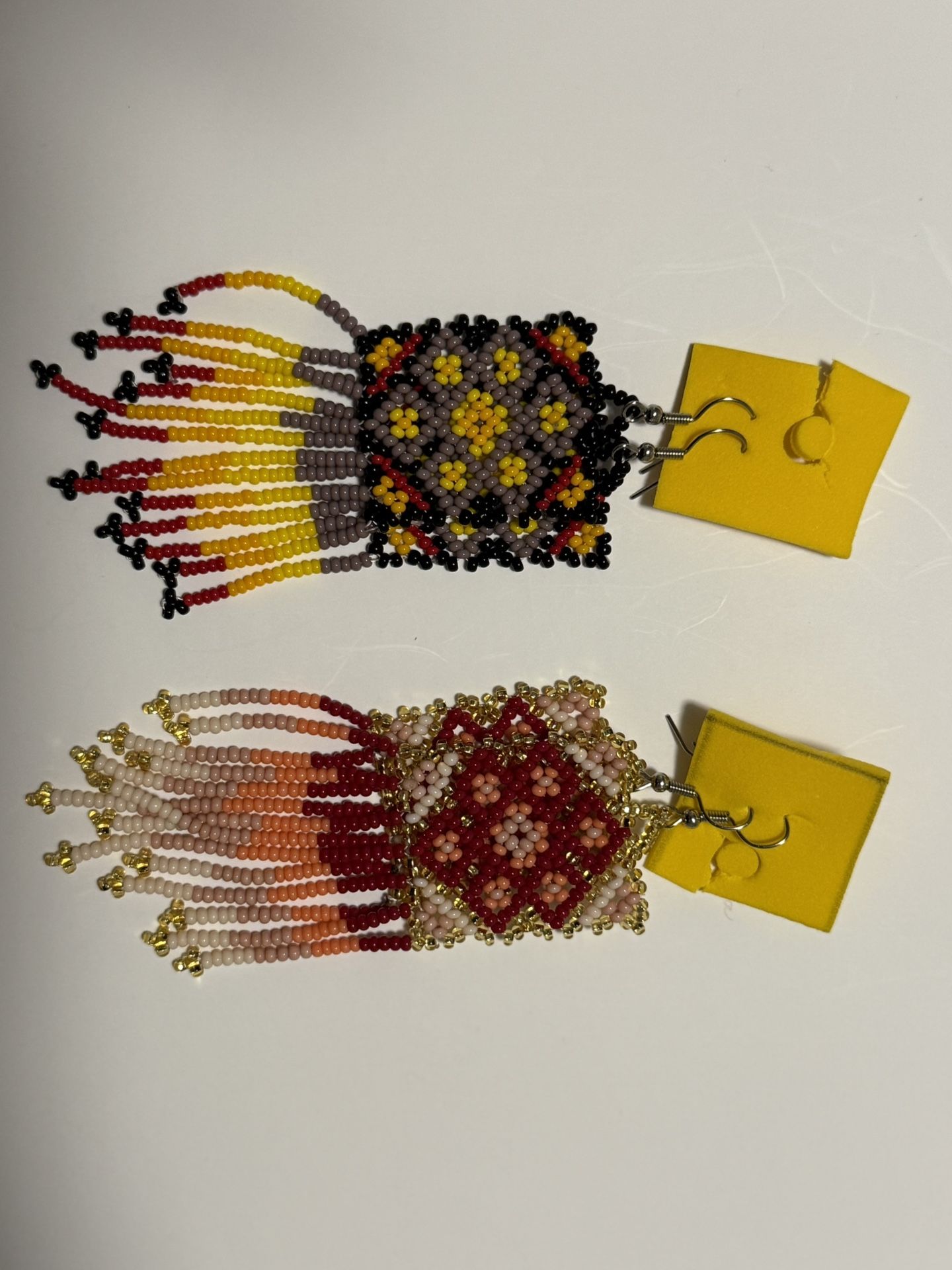 🧡🖤 Aretes Artesanales con Diseño Geométrico de Chaquira 🌄✨