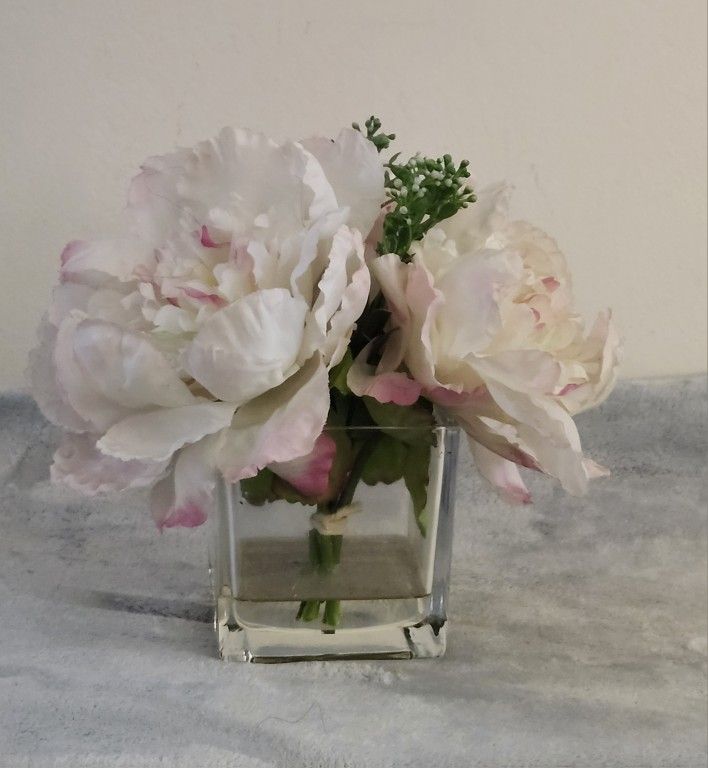Peony Floral Artificial Arrangement Centerpiece Color: Off White/Pink 