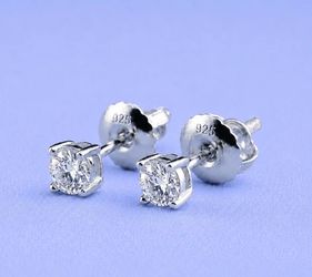 3mm STUD EARRINGS VVS MOISSANITE