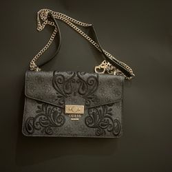 Bolso GUESS – Nuevo, Color Negro con Detalles Bordados