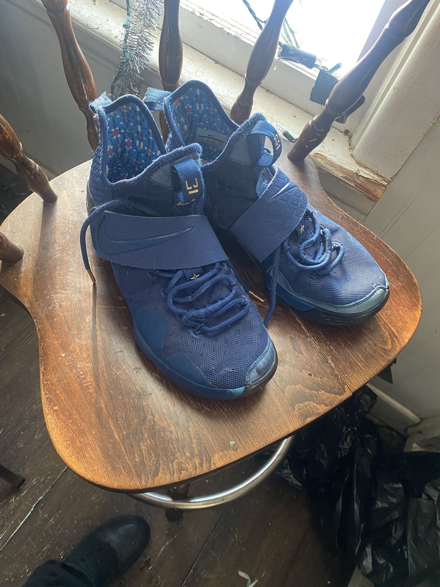 SHOES 