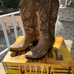 Cowgirl Women’s Corral Boots Size 8