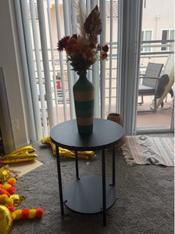 Set of 2 side tables