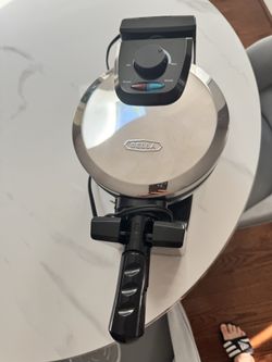 Bella Turntable Waffle Maker. New