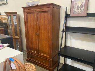 ETHAN ALLEN Medallion Cherry Wood Armoire