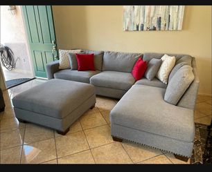 DELIVERY AVAILABLE 🚛! Beautiful COSTCO sectional Couch with Ottoman