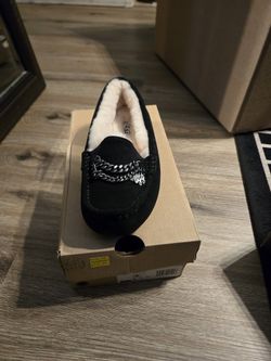 Brand New Uggs Shoes Size 5  35 Dollars