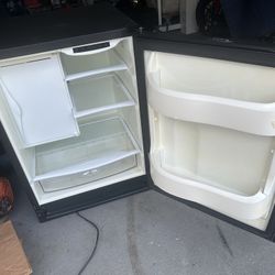 U-Line 24 Inch Built-in Combo Ice Maker/Refrigerator  4.2 cu. ft Capacity