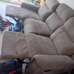 Belgiyan velvet three piece recliner barely used must sell