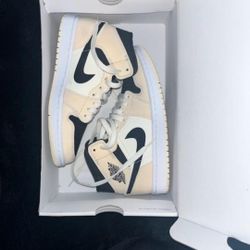 Womens Jordan 1s Mids Size 7