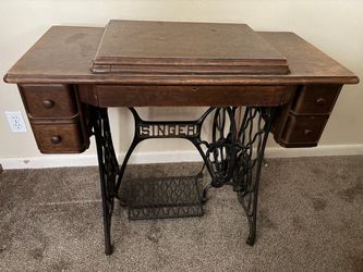 Antique Singer sewing machine. Model 66 “ Red Eye” from the early 20th century