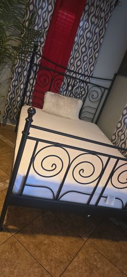 Full siz3 b3d like new conditions mattress included  used couple of times only no longer need it .... got a bigger bed/ CAMA SEMINUEVA CON SU COLCHON 