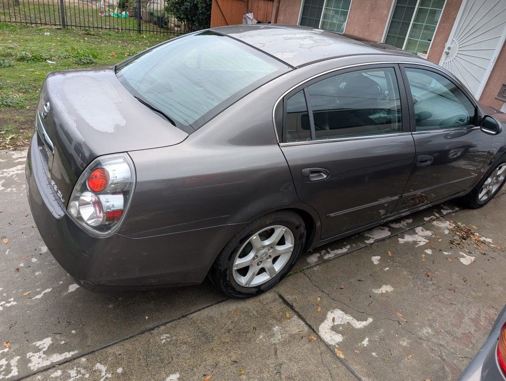 2005 Nissan Altima 3.5 SL Sedan 4D