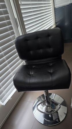 Bar stool in black. Good condition.