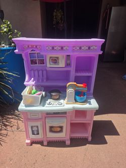 Children's play kitchen