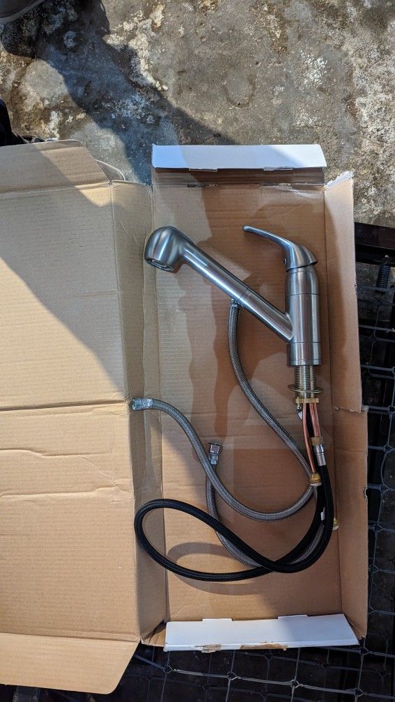 Clean Modern Sink Faucet With Spray Setting And hose