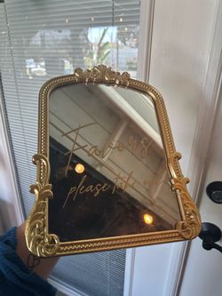 Favors mirror
