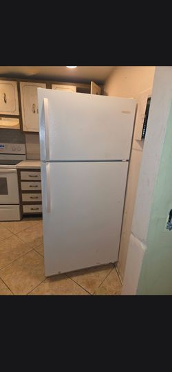 Frigidaire 29.5 x 65.5 Top Freezer Fridge