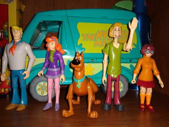 Scooby Doo Mystery machine and the gang
