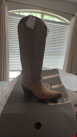 New Ariat  cowgirl boots size 8