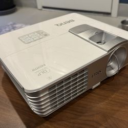 BENQ W1070 Projector