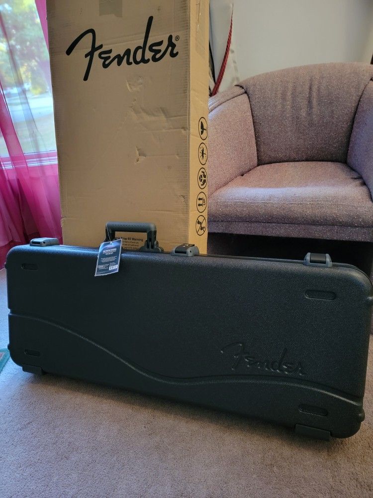 FENDER DELUXE MOLDED STRATOCASTER/TELECASTER ELECTRIC GUITAR CASE (Brand New)