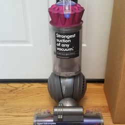 NEW cond DYSON ANIMAL BIG BALL VACUUM  , WITH ATTACHMENTS  , AMAZING POWER SUCTION  , WORKS EXCELLENT  , IN THE BOX 
