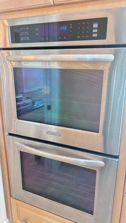 FULLY FUNCTIONAL  Sleek Kitchen Aid double wall oven.