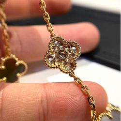 Yellow gold color gray mother-of-pearl inter-diamond four-leaf clover five-flower bracelet