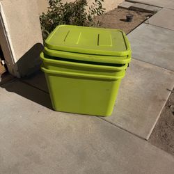 2 sterilite containers
