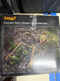 Spirit Cracked Skull Zombie Groundbreaker Halloween Decoration