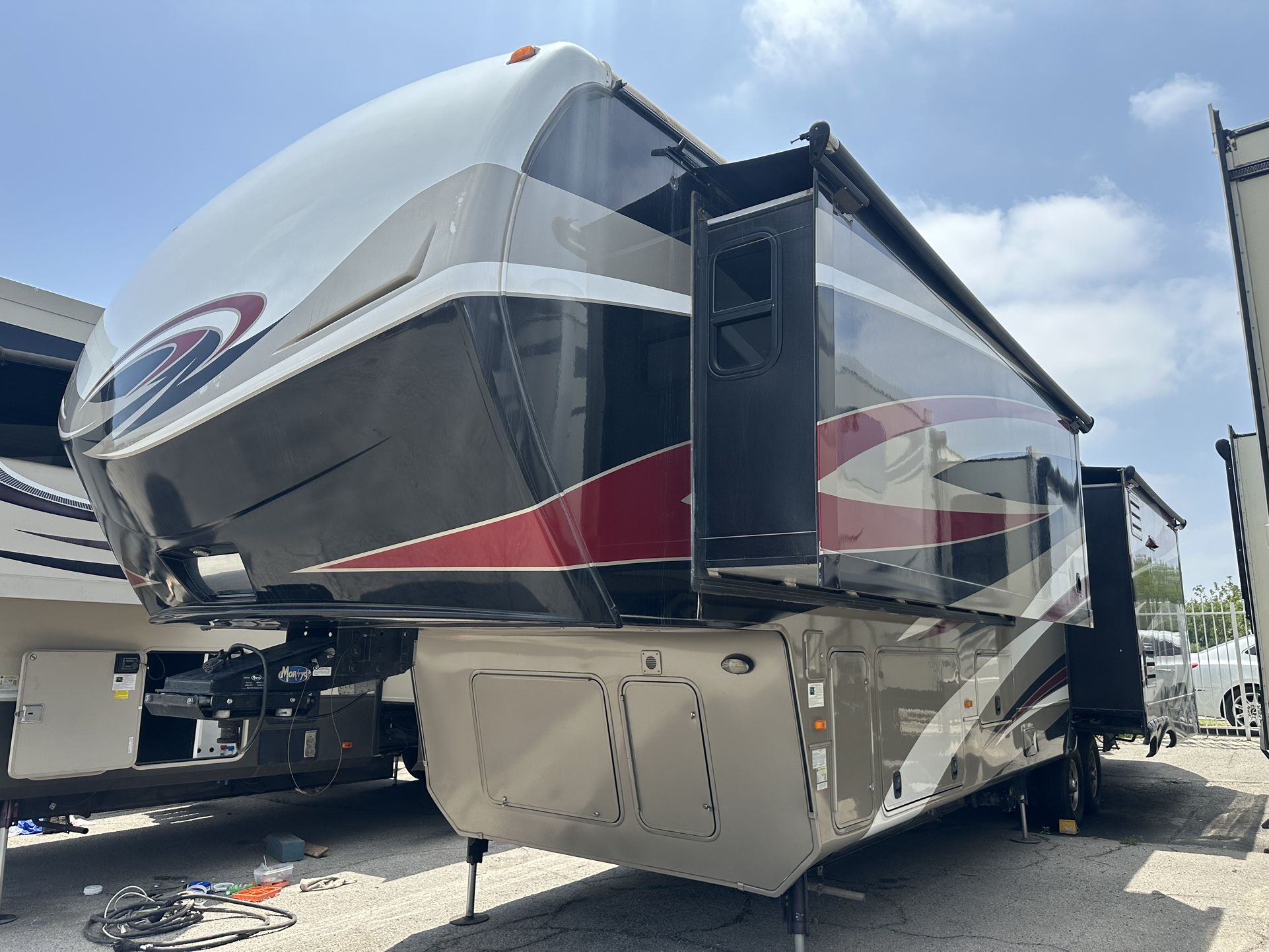 2015 Keystone Montana Big Sky Fifth Wheel / Rv/ Travel Trailer