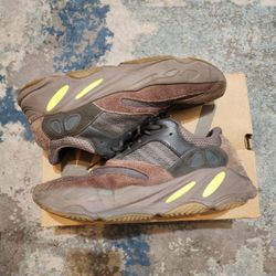 Yeezy 700 Mauve 